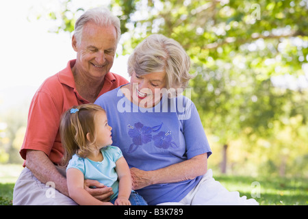 Les grands-parents avec sa petite-fille dans la région de park Banque D'Images