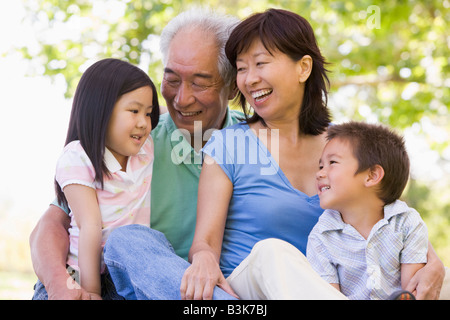 Les grands-parents rire avec petits-enfants. Banque D'Images