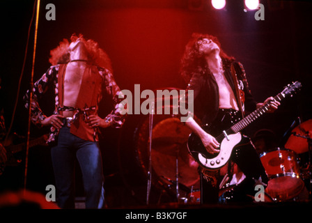 Groupe de rock britannique Led Zeppelin sur 1976 avec Robert Plant et Jimmy Page à gauche à droite Banque D'Images