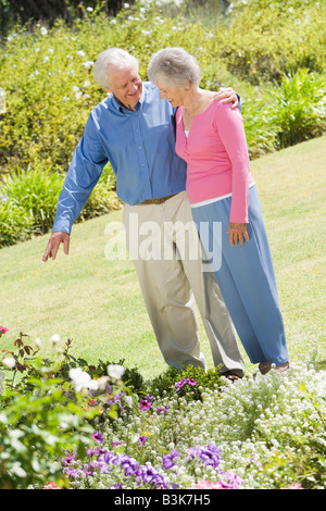 Couple dans un jardin de fleurs Banque D'Images