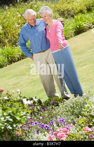 Couple dans un jardin de fleurs Banque D'Images