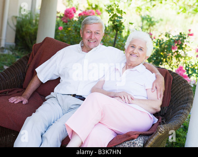 Senior couple sitting outdoors Banque D'Images