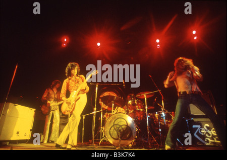 Groupe de rock britannique Led Zeppelin sur 1976 avec Robert Plant et Jimmy Page, à droite à gauche Banque D'Images