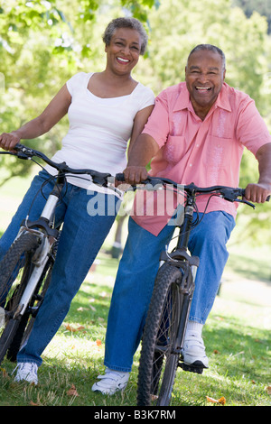 Couple sur les bicyclettes Banque D'Images