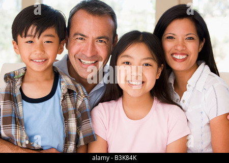 Dans la salle de séjour famille smiling Banque D'Images