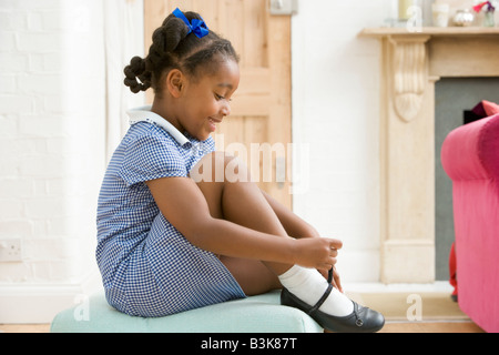 Jeune fille à l'avant de la chaussure et fixation couloir smiling Banque D'Images