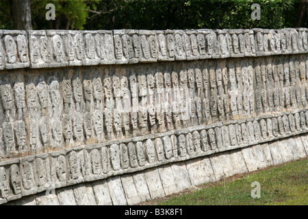 Détail de la plate-forme des crânes Tzompantli, Chichen Itza Site Archéologique, péninsule du Yucatan, Mexique Banque D'Images