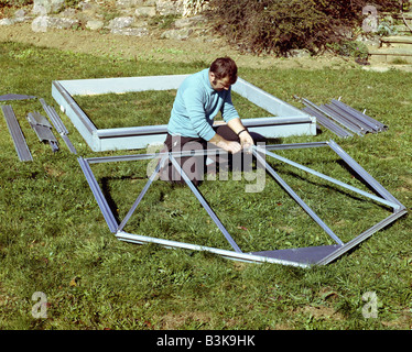 L'ASSEMBLAGE DE LA STRUCTURE DE L'HOMME SERRE JARDIN Banque D'Images