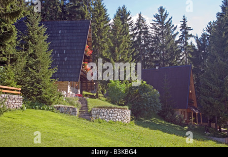 Holiday Cottages in Babanovac Ski en été montagne Vlasic, Bosnie-Herzégovine Banque D'Images