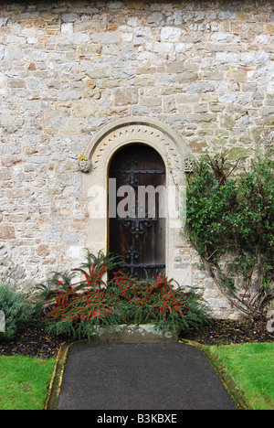 Chemin et vieille porte inutilisée à l'ancienne chapelle à St pierre cours gof dans monmouthshire chepstow nombre 2692 Banque D'Images