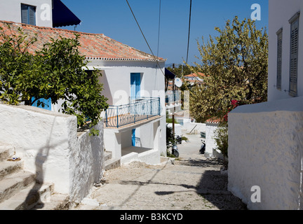 Rue traditionnel et des maisons blanchies à la chaux, Spetses, Grèce Banque D'Images