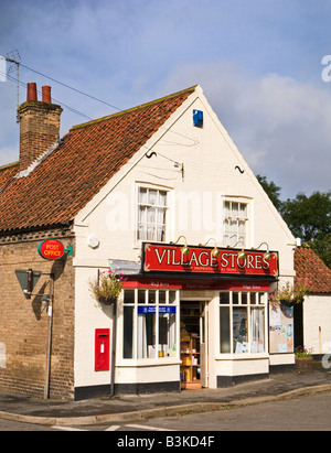 Boutique d'angle traditionnel bureau de poste et magasin du village en Angleterre Banque D'Images