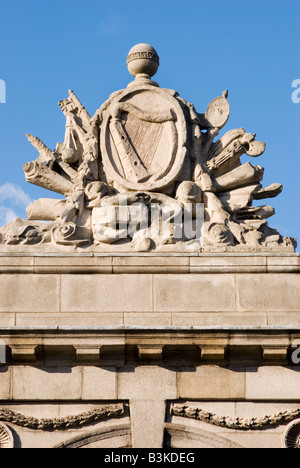 La sculpture décorative en pierre sur le toit de l'immeuble quatre cours sur les rives de la rivière Liffey, Dublin, Irlande Banque D'Images