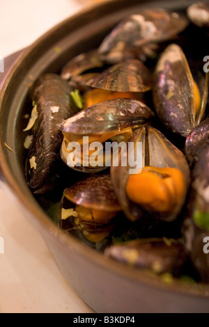 Spécialité locale de 'Moules' Frittes moules et frites dans un restaurant populaire 'Leon' à Bruxelles Belgique Banque D'Images