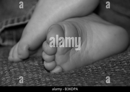 Noir et blanc photo de bébé tout-petit pieds Banque D'Images