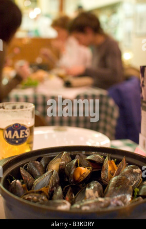 Spécialité locale de 'Moules' Frittes moules et frites dans un restaurant populaire 'Leon' à Bruxelles Belgique Banque D'Images