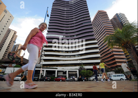 Femme marche passé nouveau vacances cpmplexes le long du bord de mer à Fortaleza, Ceará Brésil province Banque D'Images