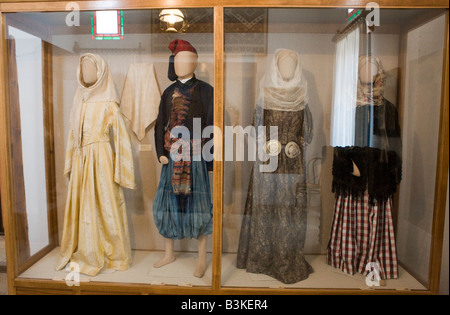 Costumes locaux sur l'affichage dans le Musée Mexis Chatzi - Giannis Spetses Îles Grecques Hellas Banque D'Images