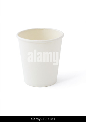 Tasse de papier jetables blancs sur fond blanc Banque D'Images