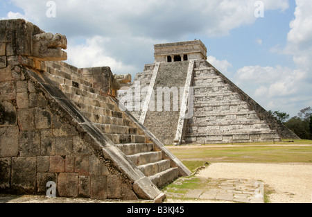 La plate-forme de Vénus et le Château (Pyramide Pyramide El Castillo) ou Temple de Kukulcan, Chichen Itza, Yucatan, Mexique Banque D'Images