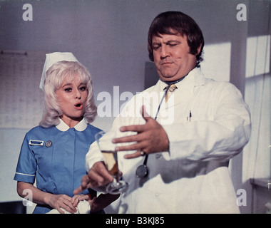 Continuer sur l'infirmière en 1968 Rang film avec Barbara Windsor et Bernard Breslaw Banque D'Images