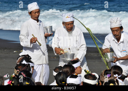 La bénédiction manco en deuil, l'exécution du dernier rituel dans le cycle de vie et de mort, croyance hindoue bali , Indonésie , kusamba Banque D'Images