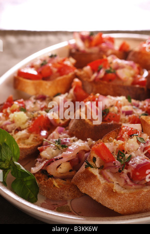 Assiette de bruschetta à la tomate et oignon rouge Banque D'Images