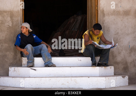 Les ouvriers prennent une pause et lire le journal qu'ils travaillent sur la rénovation d'un bâtiment colonial traditionnel dans la région de Granada Nicaragua Banque D'Images