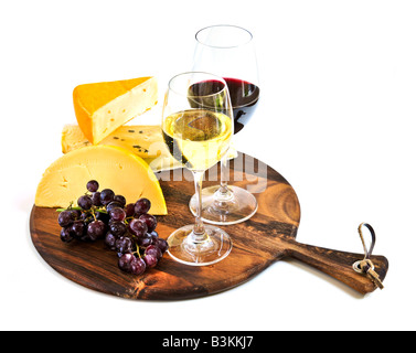 Wineglasses avec du vin rouge et blanc et d'un assortiment de fromages Banque D'Images