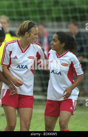 BEND IT LIKE BECKHAM 2002 TCF film avec de gauche Keira Knightley et Parminda Nagra Banque D'Images