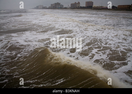 En regardant vers le sud de Jacksonville Beach Florida de la Jacksonville Beach Pier tandis qu'une tempête tropicale était en passant par Banque D'Images