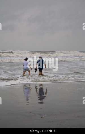 Un homme et une femme marche dans le surf à Jacksonville Beach en Floride alors que la tempête tropicale Hanna est passant par 5 Septembre 2008 Banque D'Images