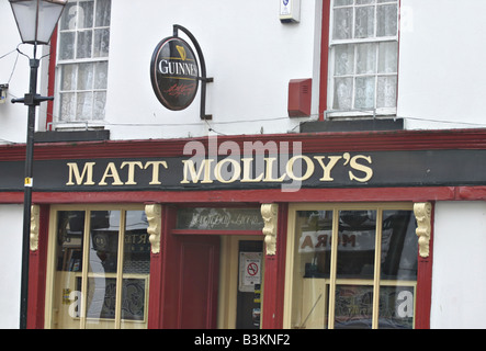 Matt Molloy's Pub : la façade et le signe du célèbre chef Chieftain's music pub dans Westport Westport County Mayo Irlande Banque D'Images