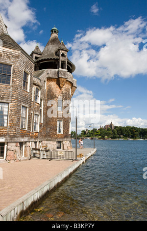 Location de chambre à la verticale : l'énorme château Boldt yacht et bateau maison avec le château sur l'Île du Cœur à l'arrière-plan. Banque D'Images