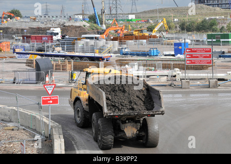 East London Stratford stade olympique de 2012 à septembre 2008 Chantier de terrassement lourd camion dumper et signes Banque D'Images