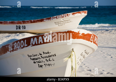 Bateaux de pêche plage de Tulum. Le bleu de la mer des Caraïbes. Plage de Tulum Quintana Roo Mexique Banque D'Images