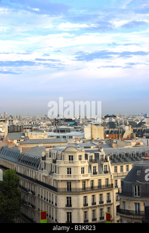 Vue sur les toits de Paris avec ciel bleu Banque D'Images