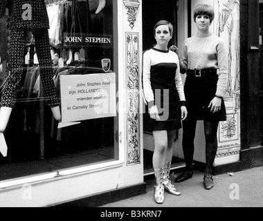 CARNABY STREET assistants à partir de la boutique John Stephen en 1965 montrent leurs mini jupes Banque D'Images