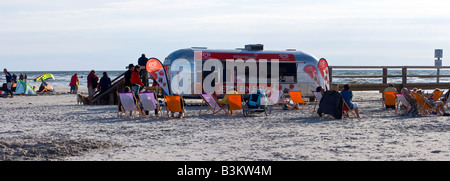 Café sur la plage à la station balnéaire de St.Peter-Ording, côte de la mer du Nord, la Frise du Nord, Schleswig-Holstein, Allemagne Banque D'Images