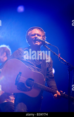 Mark Chadwick de les niveleurs joue live sur la scène du Festival Cropredy 2008 Banque D'Images