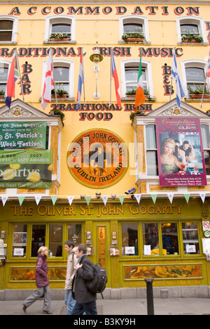 Je vois des drapeaux à l'extérieur de l'Oliver St John Bar Half-penny Bridge dans Temple Bar, Dublin, Irlande Banque D'Images