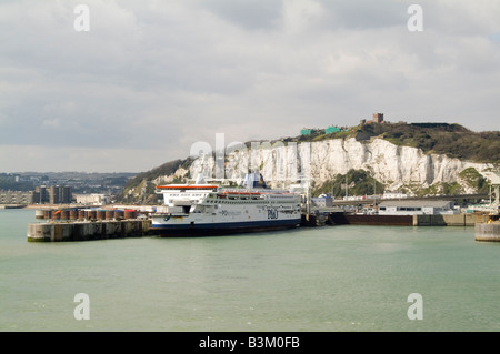 Les falaises blanches de Douvres port ferry transmanche ferries dock voiture bateau uk english channel france booze cruise P&O P et O Banque D'Images