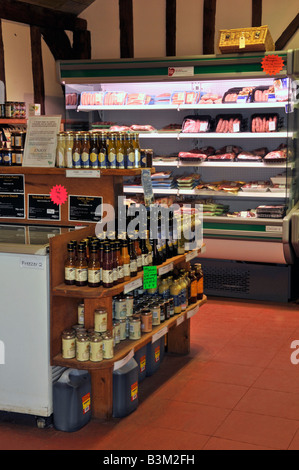 Intérieur de la propriété autorisé vente au détail familiale Calcott Hall ferme magasins étagères d'affaires exposant des produits généraux Brentwood Essex Angleterre Royaume-Uni Banque D'Images