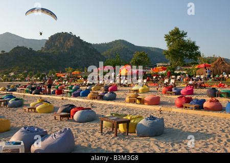 Chaises bean colorés dans un bar sur la plage sur la Rochelle Vieux port sud. Village Oludeniz, Province de Mugla, Turquie. Banque D'Images