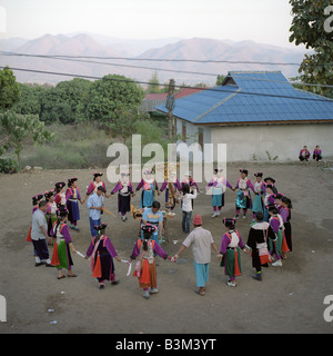 La danse chinoise traditionnelle dans village chinois en Thaïlande Banque D'Images