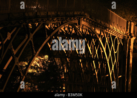 L'Ironbridge, dans le Shropshire, Angleterre, par nuit. Banque D'Images