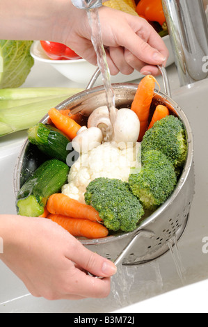 Lave-LÉGUMES FRAIS AU COLLANDER Banque D'Images