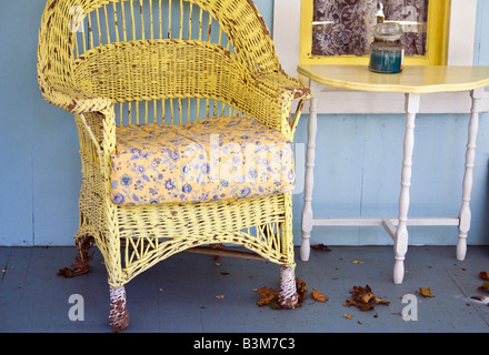 Une chaire jaune sur une véranda d'une maison en pain d'épices à Martha's Vineyard Banque D'Images