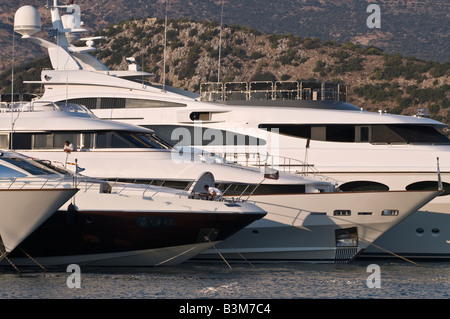 Luxury yachts amarrés dans le port d'Argostoli Cephallonia Îles Ioniennes Grèce Banque D'Images