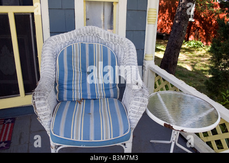Un ancien président de la canne blanche sur la véranda d'une maison en pain d'épices à Martha's Vineyard Banque D'Images